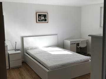 Roomlala | Piękna sypialnia o powierzchni 18m2 wyposażona w szafkę podumywalkową, w pobliżu