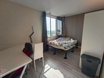 Roomlala | 🏠 Piękny pokój dostępny u rodziny goszczącej w Stains
