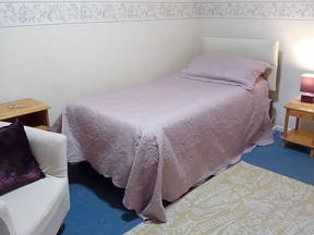 Angenehmes, geräumiges Zimmer in einer Wohngemeinschaft für eine Person.