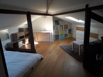 Roomlala | Pokój 28 m2 na poddaszu