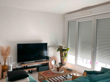 Roomlala | Pokój do wynajęcia blisko szkół ponadgimnazjalnych i komunikacji