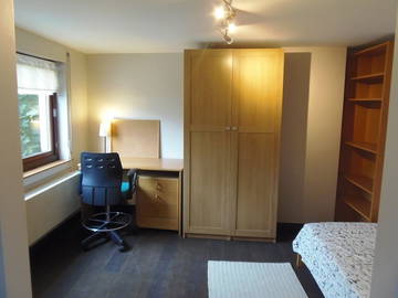 Roomlala | Pokój do wynajęcia w domu rezydenta 700m od stacji metra Stockel