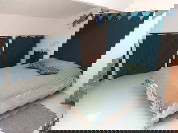 Roomlala | Pokój do wynajęcia w mieszkaniu dwupoziomowym w centrum miasta Sète