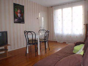 Roomlala | Pokój do wynajęcia w umeblowanym mieszkaniu 4 pokojowym 