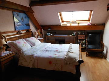 Roomlala | Pokój na poddaszu do wynajęcia w domu rezydenta 