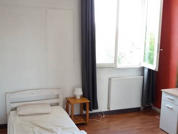 Roomlala | Pokój w mieszkaniu dzielonym dla 3 studentów