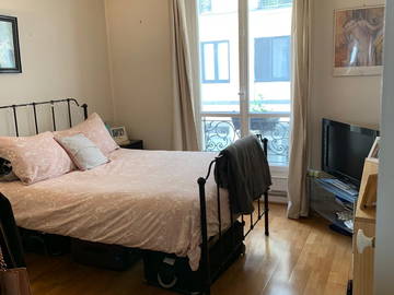 Roomlala | Pokój w paryskim apartamencie z prywatną łazienką w zabytkowym budynku