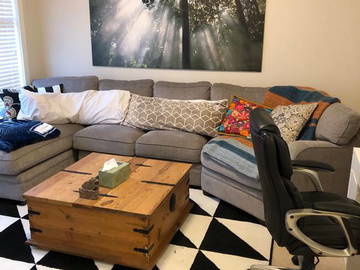 Roomlala | Porão completo de casa geminada/Colega de quarto feminina procurada