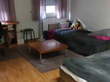 Roomlala | Poszukiwany podnajemca do dużego, umeblowanego pokoju