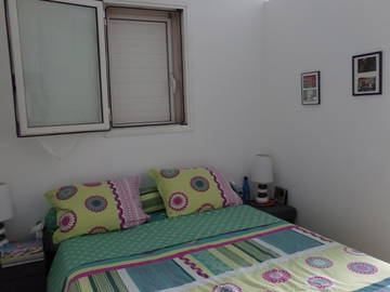 Roomlala | Privaat kamer en badkamer in 'n inwoner se huis