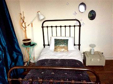 Private Blue Room Furnished For WOMEN At The Inhabitant's