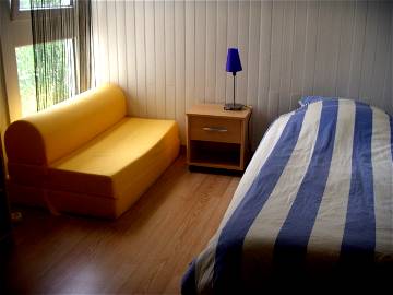 Roomlala | Private Furnished Room For Rent Excluding Weekends