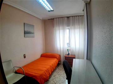 Roomlala | Private Room Next To The Plaza De Toros