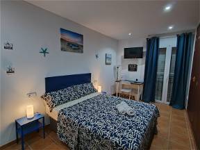 Private Single/Double Room with Shared Bathroom