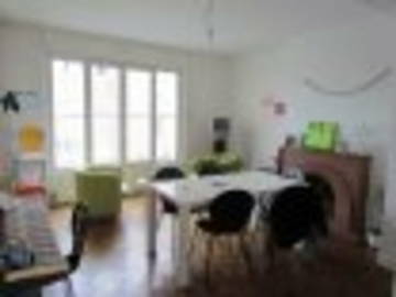 Roomlala | Procuro um terceiro colega de quarto urgentemente 