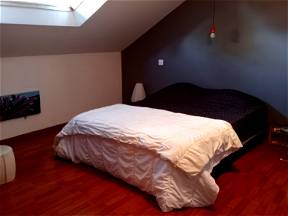 Bietet ein Schlafzimmer mit Doppelbett