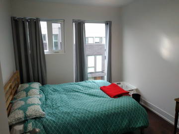 Roomlala | Prywatny pokój w nowym domu miejskim w Leslieville! (tylko dla kobiet)
