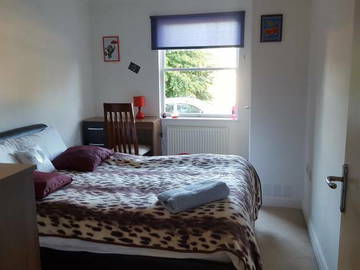 Roomlala | Przytulny Pokój Dwuosobowy Przy Stacji Merstham