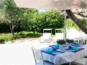 Puglia: Villa Ulivi con ampio giardino attrezzato vicino al mare