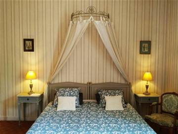 Roomlala | Puy Du Fou, Chambre Au Château De Bellevue Sainte Cécile