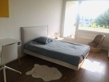Roomlala | Quarto amplo e luminoso com acesso ao terraço para o eléctrico A