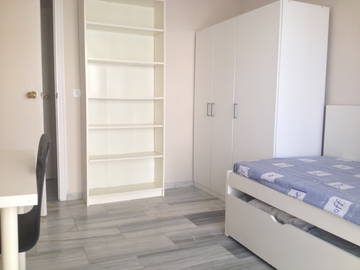 Roomlala | Quarto amplo, limpo e iluminado com banheiro