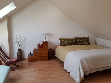 Roomlala | Quarto amplo, mobiliado e iluminado