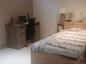 Roomlala | Quarto, área de TV privativa, banheiro na casa de um residente