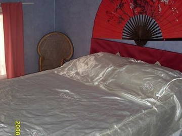 Roomlala | Quarto azul em uma casa de longa permanência