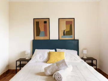 Roomlala | Quarto azul para alugar em uma casa de arte e natureza