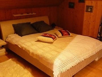 Roomlala | Quarto charmoso com painéis de madeira para alugar