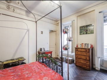 Roomlala | Quarto com dossel e banheiro privativo
