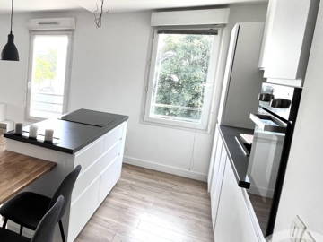 Roomlala | Quarto de 14m2 em amplo apartamento popular de frente/metrô