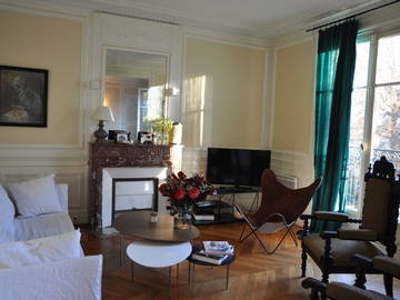 Roomlala | Quarto de 16m2 em apartamento antigo