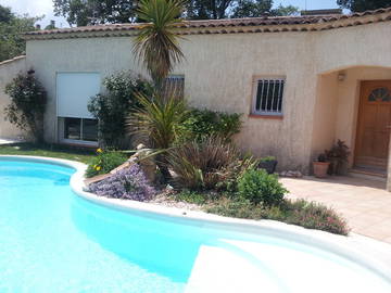 Roomlala | Quarto de estudante em uma vila com piscina