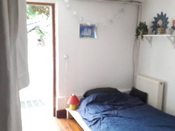 Roomlala | Quarto de menina com vista para o pátio inglês e terraço
