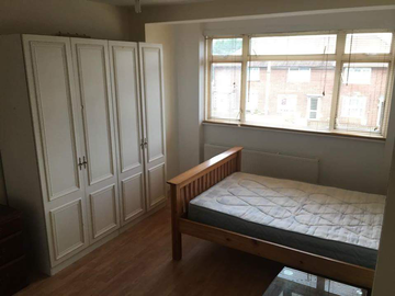 Roomlala | Quarto duplo em uma casa de família limpa!