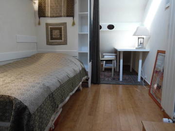 Roomlala | Quarto e banheiro adjacente na casa de família Orsay Mondétour
