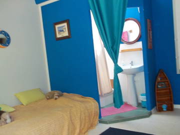 Roomlala | Quarto em uma casa cercada pela natureza