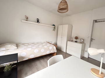 Roomlala | Quarto em uma casa grande e iluminada