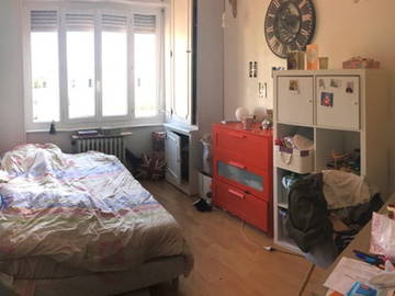 Roomlala | Quarto encantador em apartamento luminoso com lojas e transporte
