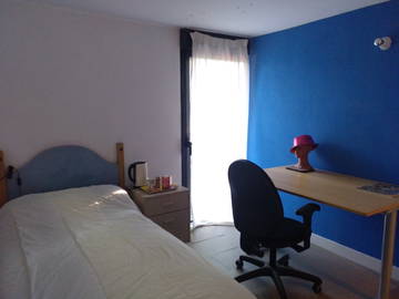 Roomlala | Quarto ensolarado com escritório e sala de estar compartilhada