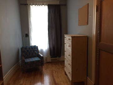 Roomlala | Quarto grande e confortável em charmoso 4 1/2, em Rosemon