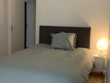 Roomlala | Quarto grande em uma casa de família tranquila