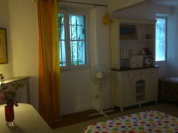 Roomlala | Quarto grande independente para alugar