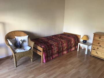 Roomlala | Quarto grande mobiliado em casa de campo