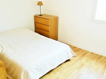 Roomlala | Quarto grande mobiliado para alugar com cama de casal e escrivaninha