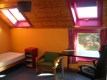 Roomlala | Quarto grande para estudantes em casa particular