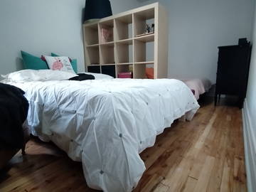 Roomlala | Quarto grande para sublocar estadia curta