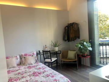 Roomlala | Quarto incrível em um apartamento modernista clássico